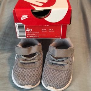 Nike tennis shoes. In great shape